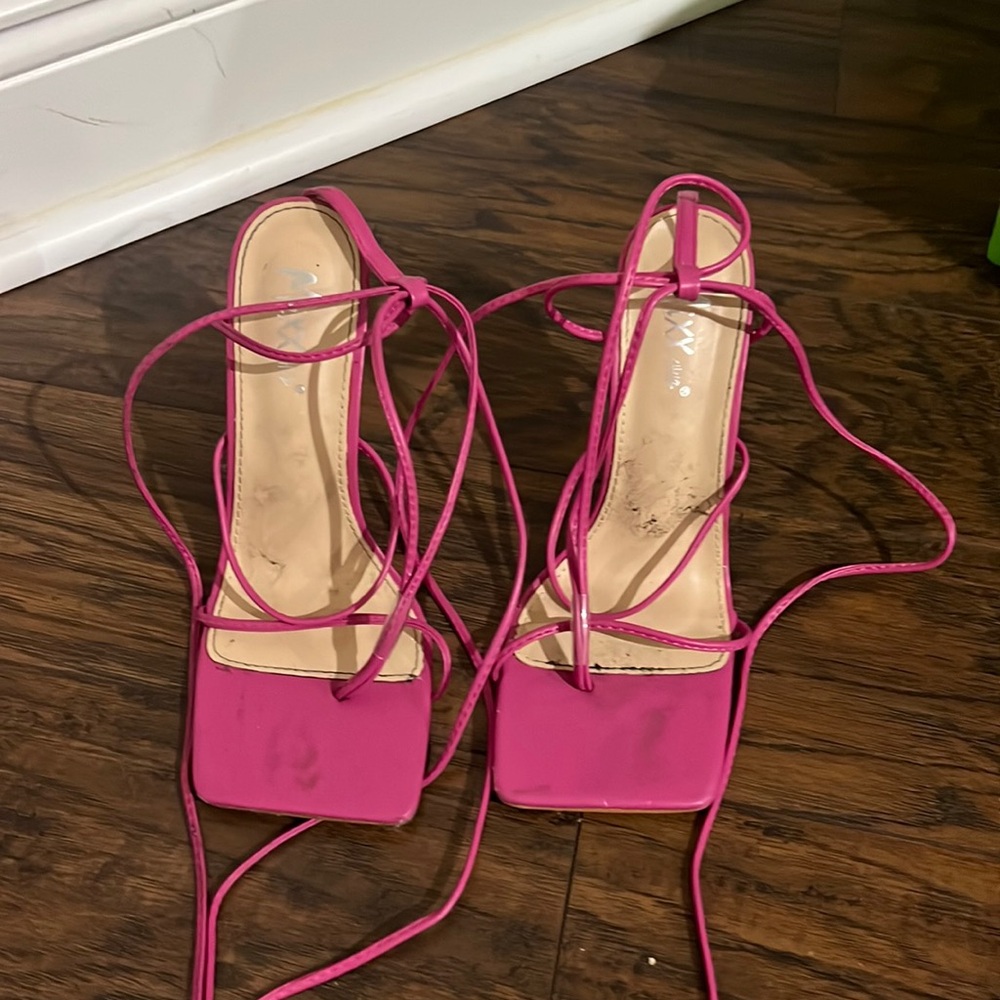 Mixx Shuz hot pink heels used need cleaning . Has some flaws size 7